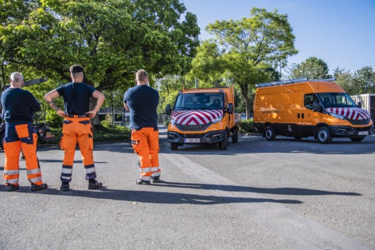 3 medewerkers aan 2 stadsvoertuigen (vergroot foto)